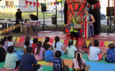 Un abrazo dorado de payasos y titiriteros